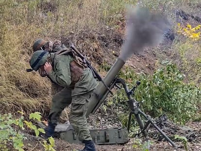 Soldados prorrusos de las milicias de Donetsk, en un lugar sin identificar de Ucrania, en una imagen distribuida por el Ministerio de Defensa ruso, este lunes.