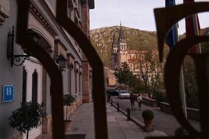 Fachada del Gran Hotel Pelayo, cuyo edificio data de 1907, con la basílica de Covadonga al fondo.