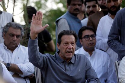 El ex primer ministro de Pakistán, Imran Khan, habla durante una rueda de prensa en Islamabad (Pakistán), este sábado.
