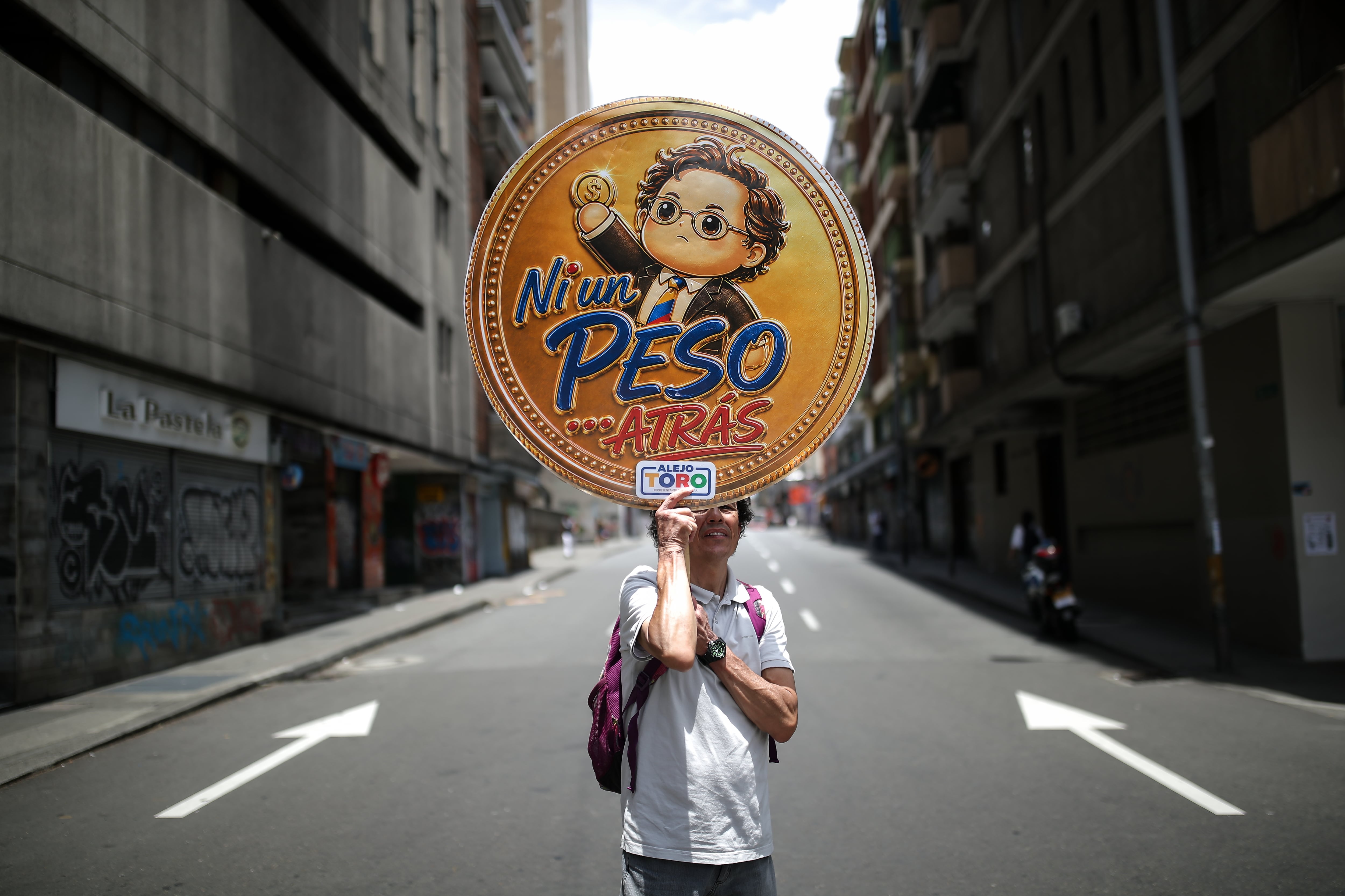 Manifestante en Medellín, este viernes.