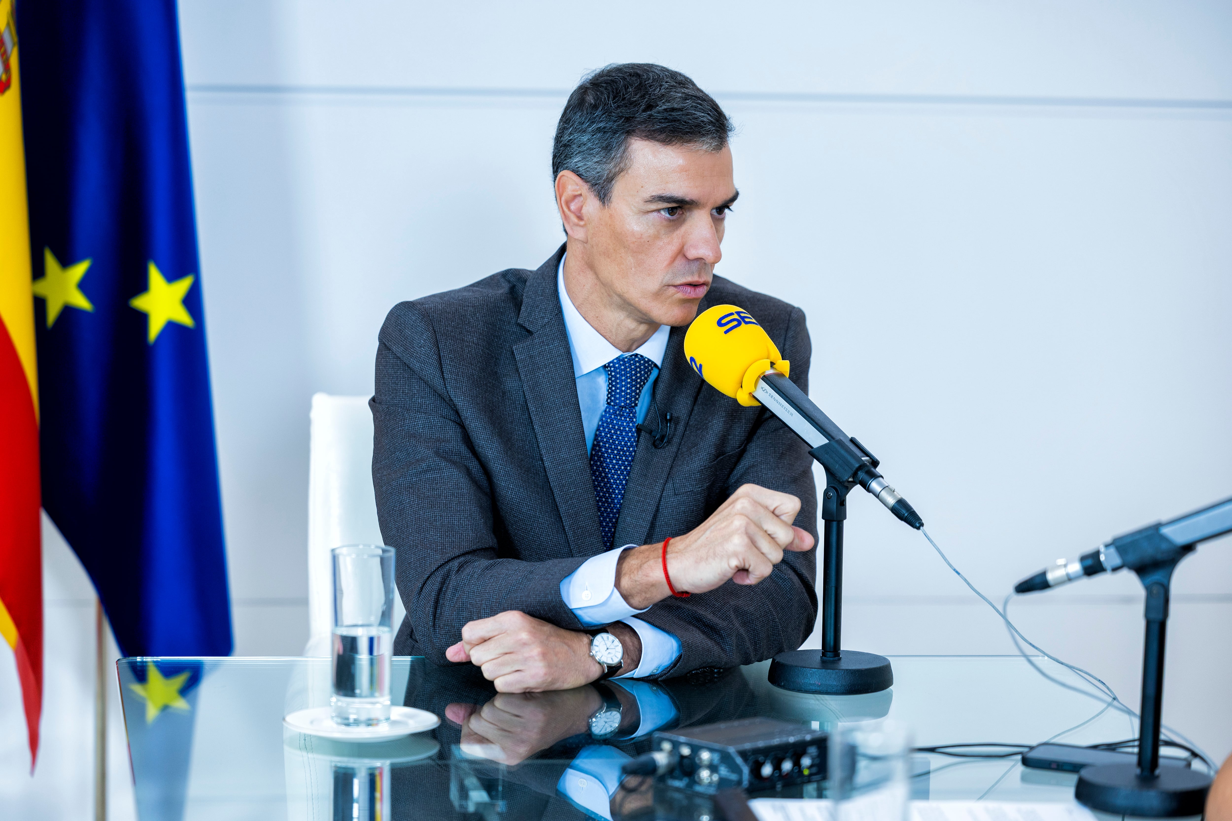 Pedro Sánchez, durante su entrevista en el programa 'Hoy por Hoy' de la Cadena SER, este martes en La Moncloa. 