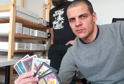 Salvador con cartas magic en la mano.