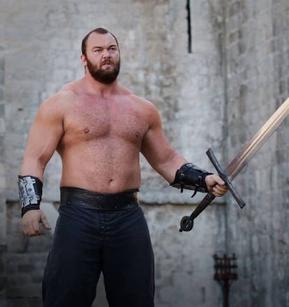 PARA QUÉ PAPEL. El islandés Hafthór Björnsson, 27 años, además de ser el hombre más fuerte de Europa, es actor e interpreta a La Montaña en 'Juego de tronos'. Un personaje inhumano que vive al servicio de los Lannister.

QUÉ DIETA SIGUIÓ. 10.000 calorías diarias (2.500 son las recomendables para un hombre), a las que llega ingiriendo grandes cantidades de alimentos cada dos horas, son las responsables de sus monstruosas dimensiones. El islandés amanece antes de las 7 de la mañana y hace media hora de cardio antes de tomar el primero de sus desayunos diarios. A las 9 a.m este portento de la naturaleza ha deglutido 8 huevos, 100 gramos de avena, un puñado de arándanos y un aguacate. A la hora de comer le esperan 400 gramos de carne de ave con otros 400 gramos de patatas, verduras y frutas. Antes del entrenamiento toma 150 gramos de avena, 2 plátanos, fresas y almendras. Tras 3 horas de ejercicio extremo, a Björnsson le esperan 60 gramos de proteínas y 2 plátanos que le sirven de anticipo a la merienda, compuesta por 500 gramos de ternera.

SU TRUCO. Para alcanzar el desmesurado tamaño del personaje que se ganó a pulso el apodo 'La Montaña' Björnsson desayuna ocho huevos, ingiere proteínas cada dos horas, y levanta 450 kg de peso todos los días.