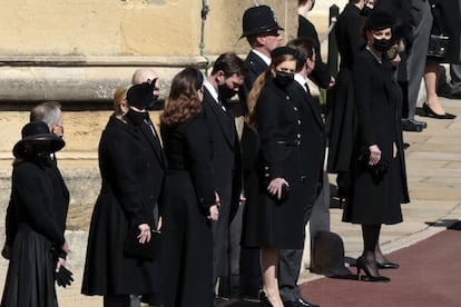 Só 30 pessoas foram ao ato de despedida de Philip de Edimburgo, entre elas seus netos, que esperaram fora da capela a chegada do caixão.