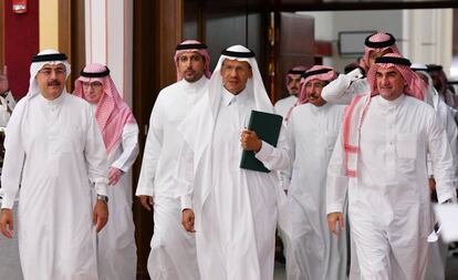 El ministro de Energía saudí, el príncipe Abdulaziz Bin Salmán (centro), acude este martes a una rueda de prensa en Jeddah, Arabia Saudí.