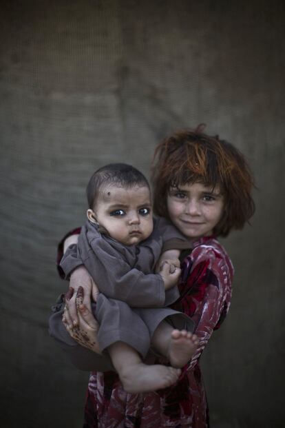 Khalzarin Zirgul de 6 años con su primo Zaman de 3 años.
