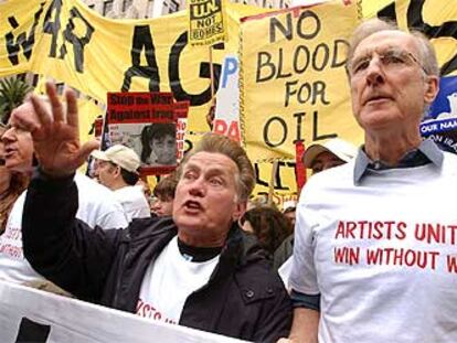 Martin Sheen (a la izquierda) y James Cromwell, en una manifestación contra la guerra el pasado 15 de febrero en Los Ángeles.
