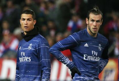 Cristiano Ronaldo, junto a Gareth Bale durante el calentamiento en el Calderón. 