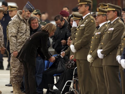 La ministra Carme Chacón da el pésame a la familia del sargento primero Joaquín Moya, en una fotografía de archivo.