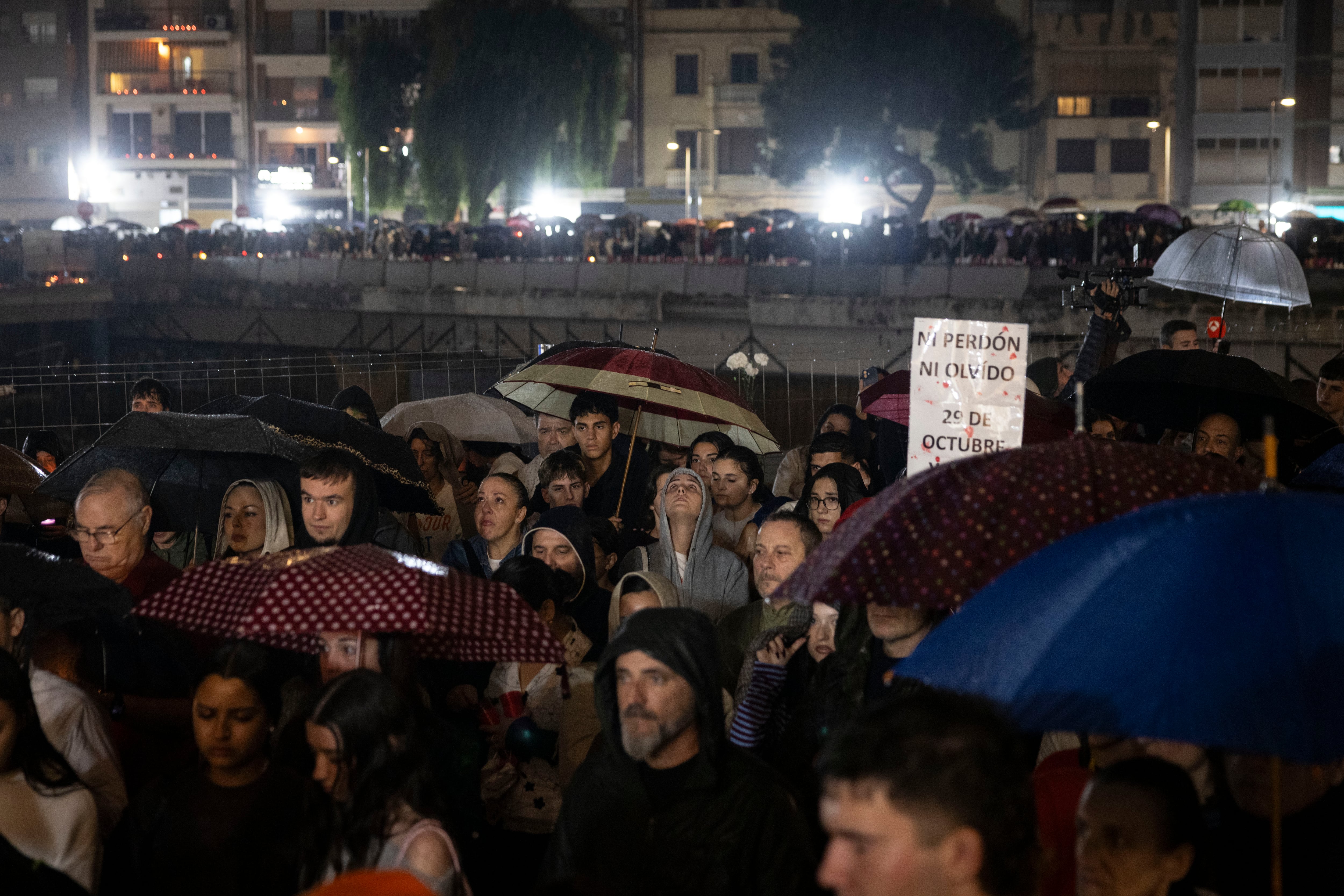 Centenares de vecinos de Paiporta homenajeaban este miércoles a las víctimas de la dana en Valencia.