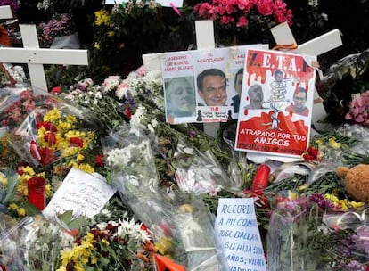 El homenaje a las víctimas de ETA asesinadas en la plaza República Argentina de Madrid en 1986 acabó mezclando ayer las flores para recordar a los fallecidos con carteles en los que se criticaba al presidente del Gobierno por su política antiterrorista.