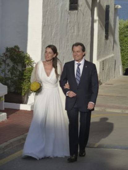 Patrícia Mas, del brazo de su padre, el presidente de la Generalitat.