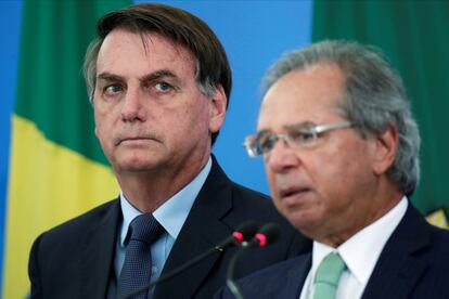 El presidente Jair Bolsonaro y su ministro de Economía, Paulo Guedes, anuncian medidas económicas contra la crisis derivada de la pandemia, el 1 de abril de 2020, en Brasilia.