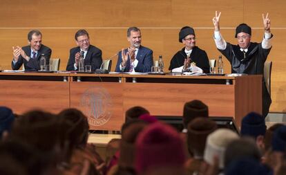 El Rey, en el centro, y Roberto Fernández, presidente de la CRUE, con los brazos levantados tras acabar su parlamento.