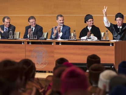 El Rey, en el centro, y Roberto Fernández, presidente de la CRUE, con los brazos levantados tras acabar su parlamento. 