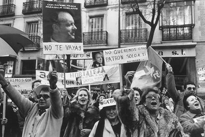 Madrid, 2 de diciembre de 1986. Centenares de seguidores de Manuel Fraga, con pancartas y fotos del líder, se concentran ante la sede central de AP para pedirle que no abandone la dirección del partido.