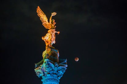 La luna detrás del Ángel de la Independencia, en Ciudad de México.