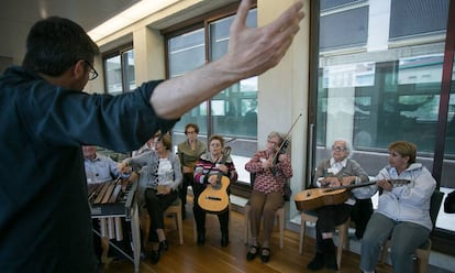 Enfermos de alzheimer tocando unos instrumentos, el pasado martes, en el Auditori. 