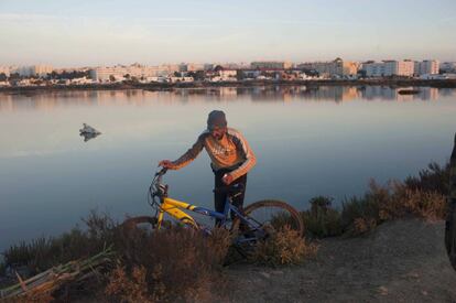 Un mariscador llega en bicicleta a los esteros antes de comenzar el despesque en los esteros del Carrascón, en San Fernando, Cádiz.