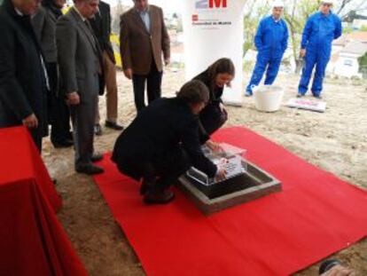 Lucía Figar y el alcalde de Arganda, J. Rodríguez Sardinero, en la colocación de la primera piedra del nuevo San Juan Bautista, que no se construyó.