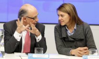 El ministro de Hacienda, Cristóbal Montoro (i), junto a la secretaria general del PP, Dolores de Cospedal. EFE/Archivo