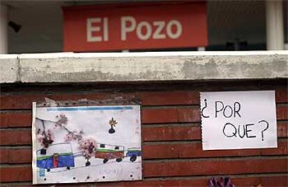 Muchos vecinos colocaron carteles y dibujos en el muro de la estación de cercanías del Pozo.