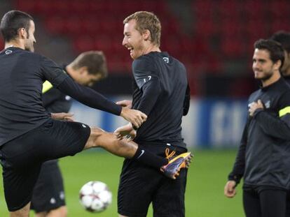 Zurutuza bromea con Agirretxe, en el entrenamiento.