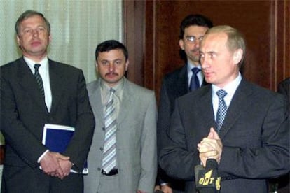 Víktor Cherkésov, antiguo dirigente del KGB, a la izquierda, junto a Vladímir Putin, en agosto de 2000.