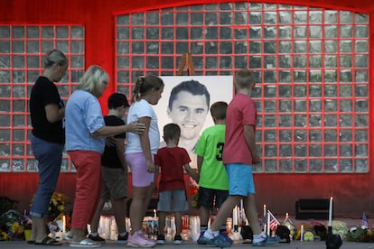 Personas asisten a una vigilia para Charlie Kirk, en el Orem City Center Park, en la Universidad del Valle de Utah, este jueves.