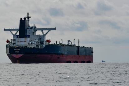 Un carguero con crudo ruso frente a las costas de Ceuta (España), el 5 de marzo.