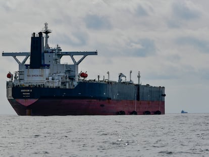 Un carguero con crudo ruso frente a las costas de Ceuta (España), el 5 de marzo.