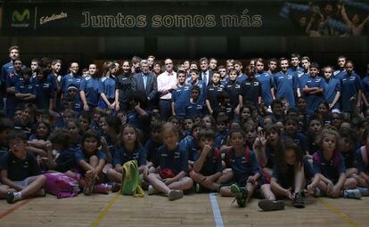 Niños de la cantera del Estudiantes rodean al presidente del club, Fernando Galindo; al entrenador, Diego Ocampo; y al presidente de la Fundación Miguel Ángel Bufalá.