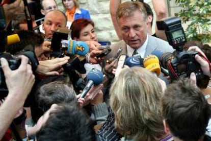 El lider del ODS, Mirek Topolanek, rodeado por periodistas.