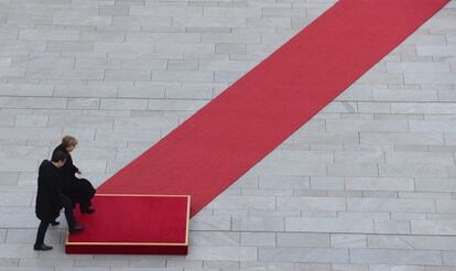 La canciller alemana, Angela Merkel, recibe con honores militares al primer ministro griego, Alexis Tsipras.