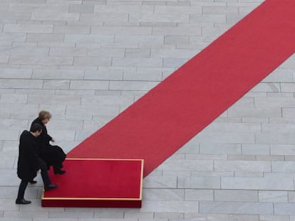 La canciller alemana, Angela Merkel, recibe con honores militares al primer ministro griego, Alexis Tsipras.