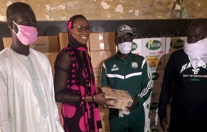 Astou Ndour, durante un reparto de alimentos en su fundación en Dakar.