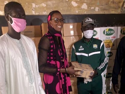 Astou Ndour, durante un reparto de alimentos en su fundación en Dakar.