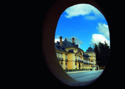 El Palacio de El Pardo visto desde una de las garitas abandonadas que lo rodean.