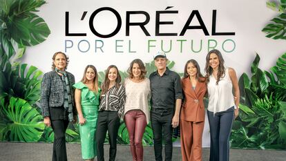 De izquierda a derecha: Dolores Barrientos Alemán, representante de la ONU; Araceli Becerril, directora de Responsabilidad Social de L'Oreal México, Deborah Amstrong, presidenta y directora general de L'Oréal México; Gemma Santana, líder socioambiental y de emprendimiento social en México; Xiye Bastida, activista climática mexicano-chilena, y Paola Rojas, periodista y moderadora. Foto: Cortesía.