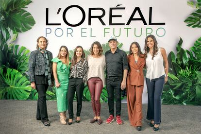 De izquierda a derecha: Dolores Barrientos Alemán, representante de la ONU; Araceli Becerril, directora de Responsabilidad Social de L'Oreal México, Deborah Amstrong, presidenta y directora general de L'Oréal México; Gemma Santana, líder socioambiental y de emprendimiento social en México; Xiye Bastida, activista climática mexicano-chilena, y Paola Rojas, periodista y moderadora. Foto: Cortesía.