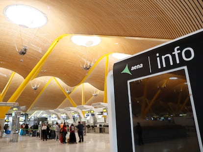 Viajeros en el área de facturación de la Terminal 4 del aeropuerto de Madrid.