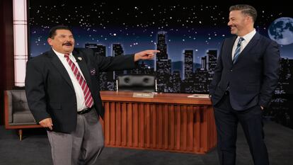 Guillermo Rodríguez y Jimmy Kimmel, durante el programa 'Jimmy Kimmel Live!', en noviembre de 2023.