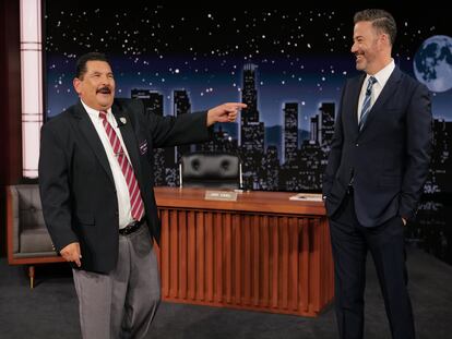 Guillermo Rodríguez y Jimmy Kimmel, durante el programa 'Jimmy Kimmel Live!', en noviembre de 2023.