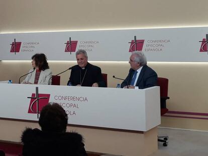 El obispo de Bilbao, Mario Iceta (en el centro), presenta un documento sobre los cuidados al final de la vida.