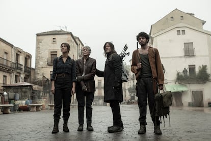 Candela Saitta, Melissa McBride, Norman Reedus y Hugo Arbués, en Sepúlveda.