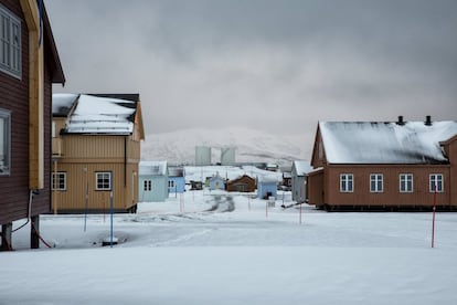 Nieve se ve en el centro de investigación de Ny-Alesund, que era antiguamente un pueblo minero de carbón 19 de octubre de 2015. Una cadena noruega de islas sólo 1.200 kilometros (750 millas) del Polo Norte está tratando de promover las nuevas tecnologías, el turismo y la investigación científica en un cambio de la minería a gran contaminante del carbón que ha sido un pilar de la economía a distancia durante décadas. Noruega suspendió más la minería del carbón en el archipiélago de Svalbard año pasado debido a los altos costos y está buscando empleos alternativos para unos 2.200 habitantes en las islas donde los osos polares deambulan. Parte de la respuesta puede ser la de impulsar la ciencia: en Ny-Alesund, la liquidación no militar permanente más septentrional del mundo, científicos de 11 países, entre ellos Noruega, Alemania, Francia, Gran Bretaña, India y Corea del Sur cuestiones de estudio, como el cambio climático. La presencia de Noruega, miembro de la OTAN, también da a la alianza un punto de apoyo estratégico en el extremo norte, cada vez más importante después de la vecina Rusia anexó la región de Crimea de Ucrania en 2014. REUTERS / Anna Filipova IMAGEN 08 DE 19 - BÚSQUEDA "SVALBARD Filipová" PARA TODOS IMAGESâ € ¨