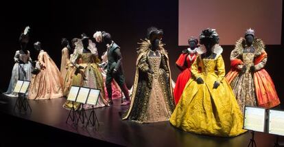 Los opulentos vestidos de época son parte de la exposición de la Academia.