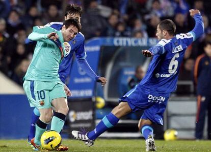 Messi intenta irse de varios jugadoras en el partido del año pasado