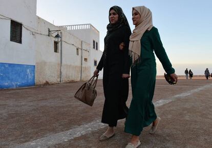 Dos mujeres caminan junto a las murallas de la casba en Rabat.