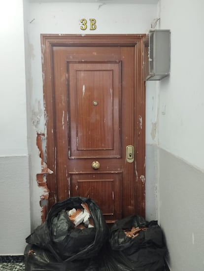 Estado en que estaba esta mañana el rellano y la puerta de la vivienda en la que fue hallado el cuerpo.